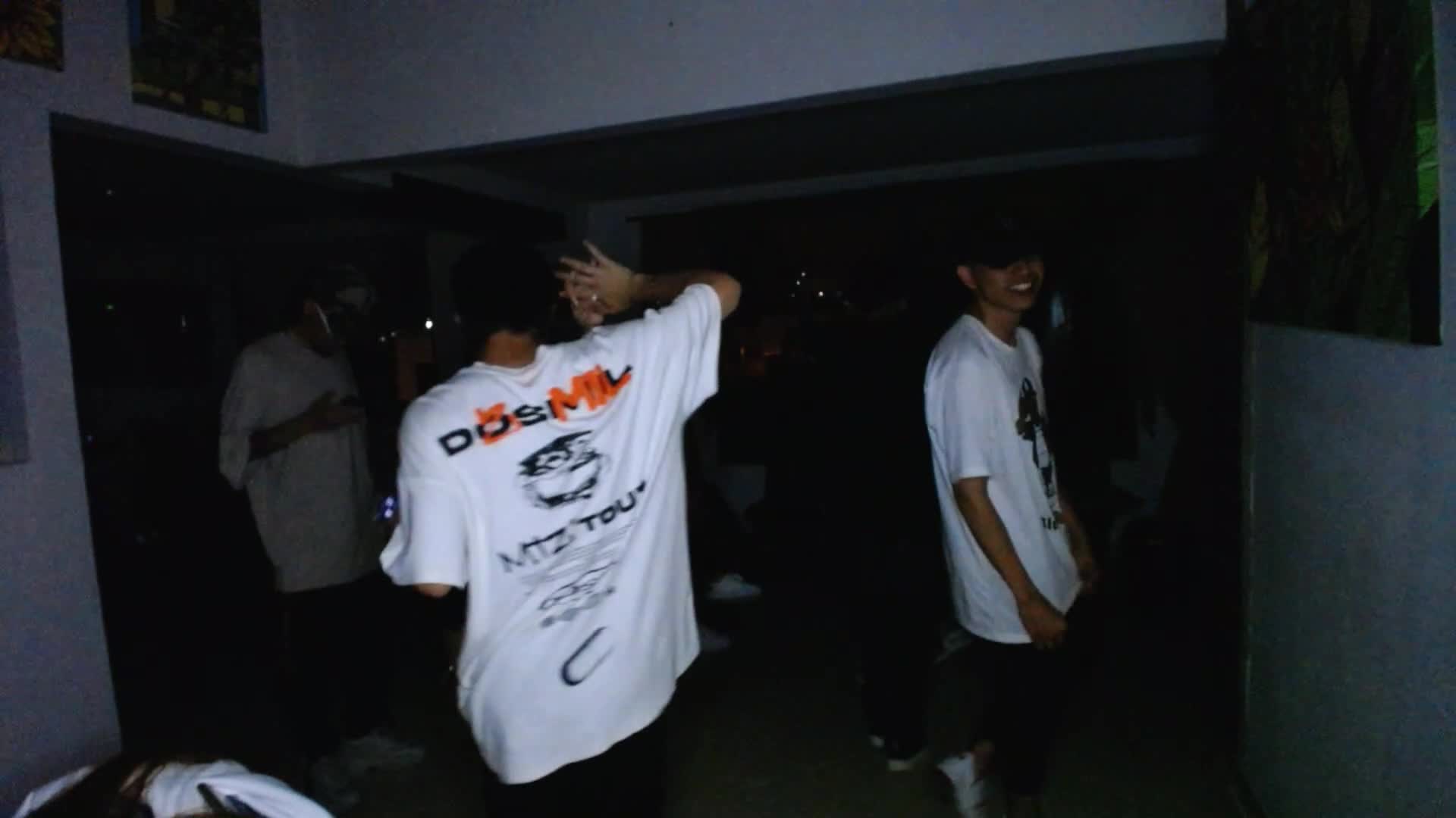 PESCADO Y NESSZ BAILANDO