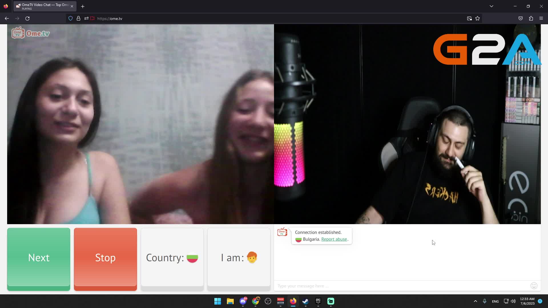 Сере и се на момичето :D